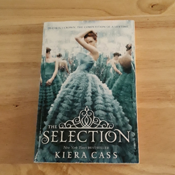The Selection teen paperback novel by Kiera Cass - Picture 1 of 7